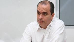 El cierre indefinido de los pasos fronterizos, ordenado por el presidente de Venezuela, Nicolás Maduro, volvió a desatar la preocupación en Cúcuta y la región, por el impacto que esto tendrá en la dinámica comercial de la zona. El presidente ejecutivo de la Cámara de Comercio, Carlos Luna, le hizo un llamado urgente al Gobierno. La Opinión