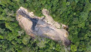 El contraste entre la zona protegida y la invasión minera es inocultable. Obando