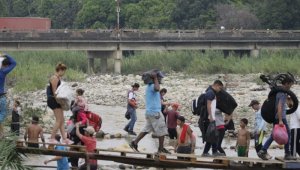 Así se ven algunos de los puentes improvisados por los están cruzando la frontera. Juan Pablo Cohen / La Opinión