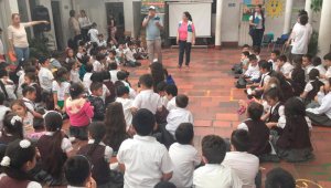Las charlas educativas se cumplen en espacios abiertos que facilitan la asimilación de conocimientos. Cortesía
