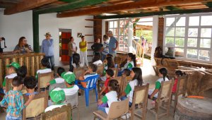 Los menores participan en talleres lúdicos y antes de salir a campo reciben orientación sobre como observar aves y el comportamiento que se debe tener al salir a zonas boscosas. Cortesía