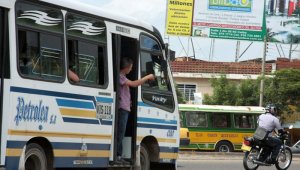 Por la zona donde abrió sus puertas el nuevo centro comercial Jardín Plaza, en el anillo vial, circulan ahora 11 nuevas rutas de bus urbano. Mario Caicedo