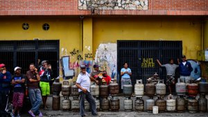 Los venezolanos de por sí ya padecían por los efectos de una desbocada hiperinflación. Con un salario mínimo apenas se compra poco más de dos kilos de carne. AFP