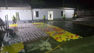 En el vehículo había 3.836 paquetes envueltos con bolsas. La mercancía representa 6 millones 582 mil dosis. Policía Nacional