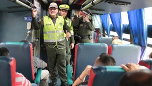 El comandante de policía, coronel José Luis Palomino, les habla a los viajeros antes de partir. César Obando