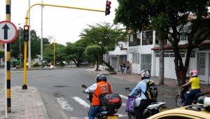 La red semafórica de la avenida cero fue la primera que se instaló en la ciudad con los nuevos equipos. En esta vía principal la gente quiere ver la ola verde implementada para recuperar tiempos en sus recorridos.
 Mario Franco / La Opinión