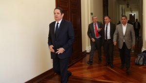 Germán Vargas Lleras, en primer plano. Detrás suyo, el expresidente Gaviria y los congresistas Roy barreras y Alejandro Carlos Chacón.
Colprensa