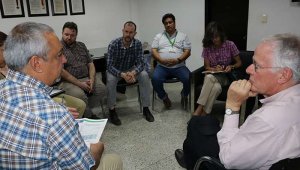 El gerente de la ESE Erasmo Meoz, Juan Agustín Ramírez, primero de izquierda a derecha, dialoga aquí con los diplomáticos del Gobieno de Alemania que visitaron las instalaciones de la entidad  Cortesía