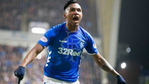 El colombiano le dio un codazo a Sctt Brown. Tomada de Twitter @morelos2106