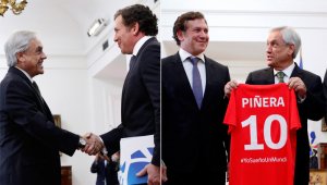 El presidente chileno Sebastián Piñera (derecha) con una camiseta de fútbol de Chile con su nombre, junto al presidente de la Confederación Sudamericana de Fútbol (Conmebol), el paraguayo Alejandro Domínguez, durante una reunión en La Palacio Presidencial de La Moneda. AFP