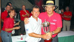 César Yáñez entregando el trofeo del XXI torneo Ciudad de Cúcuta, copa Casa de Cambio Unidas S.A-Cerámicas Italia, a Luis Fernando Zapata  La Opinión