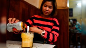 La bebida es servida con una crema de yema de huevo, azúcar y mantequilla. AFP