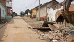La empresa Aguas Kpital Cúcuta, aprovechando que la vía necesita pavimento de nuevo,hizo tendido de redes de acueducto en Belén, y anunció que pavimentará la calzada por donde va la tubería. Alfredo Estévez / La Opinión