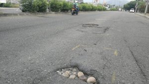 El único mantenimiento de la vía, lo hacen particulares con palas, que se rebuscan así el sustento.
La Opinión