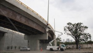 Hasta ahora han colocado 11 de 22 postes traslúcidos.
 Juan Pablo Cohen / La Opinión