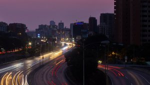 Vista general de la carretera Francisco Fajardo parcialmente iluminada durante un apagón en Caracas. AFP