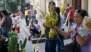 Este Domingo de Ramos en la afueras de la Catedral San José, la Palma de cera fue protagonista. Luis Alfredo Estévez