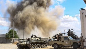 Además de los combates en tierra, los dos bandos llevan a cabo a diario bombardeos aéreos.  AFP