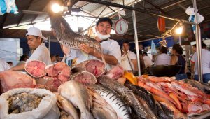 Luis Angarita vende pescado en la Nueva Sexta, en Cenabastos. Alfredo Estévez