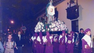 Los nazarenos usaban el capirote o capucha como parte de su vistosa indumentaria que les daba un aire de misterio y solemnidad. Mario Caicedo / Archivo