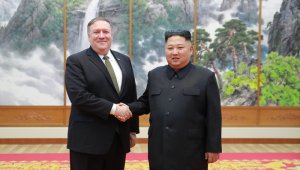 Esta foto de archivo del 7 de octubre de 2018 muestra al líder de Corea del Norte, Kim Jong Un (derecha) estrechándose la mano del Secretario de Estado de EEUU, Mike Pompeo, en el Paekhwawon State Guesthouse en Pyongyang. AFP