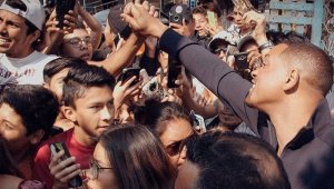 El actor Will Smith descendió de un helicóptero en una cancha de fútbol en Morelos donde fue asediado por admiradores.
Instagram