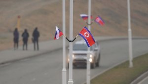 Se cree que Putin y Kim se encontrarán en el puerto de Vladivostok, en el este de Rusia, posiblemente el miércoles o el jueves. Las banderas de Rusia y Corea del Norte fueron colocadas en los poste de luz del lugar de la visita. AFP
