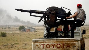 Vehículos pertenecientes a combatientes libios leales al Gobierno del Acuerdo Nacional (GNA, por sus siglas en inglés), durante enfrentamientos con fuerzas leales al hombre fuerte Khalifa Haftar. AFP