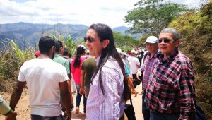 Los congresistas son acompañados por autoridades regionales y locales. Cortesía