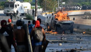 Según los servicios de salud de la opositora alcaldía de Chacao, epicentro de los disturbios en el este de la ciudad, uno de los 27 atendidos en el municipio resultó herido de bala. AFP