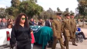 El entierro tuvo lugar en el Cementerio Metropolitano, al sur de la capital chilena, tras una ceremonia religiosa celebrada en la capilla del Hospital de Carabineros. Twitter