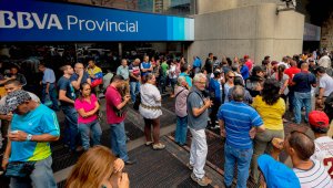 El Gobierno de Nicolás Maduro autorizó a los bancos privados a comprar y vender dólares, flexibilizando el control del cambio vigente desde 2003 en Venezuela.  Archivo