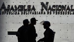 De las amenazas de explosivos que obligó el pasado martes a desalojar el edificio no se tuvo mayor información, pese a que ese mismo día la oficialista Asamblea Nacional Constituyente se instaló sin problemas en la misma sede del Palacio Federal Legislativo apenas unas horas después. AFP