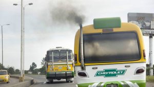 La emisión de gases contaminantes que se desprende del parque automotor de buses y busetas del servicio público urbano preocupa a las autoridades ambientales. Alfredo Estévez / La Opinión
