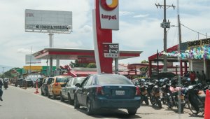 Este miércoles continuaban las largas filas en las estaciones de servicio. Mario Franco / La Opinión