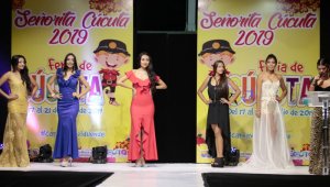 Ana Karina Escalante Álvarez, Karla Estefanía Parada Rivera, Vanessa Mendoza, Angie Zambrano y Alejandra Rivera, quien representará a la Comuna 6 en el concurso Señorita Cúcuta y la presentadora Vanessa Ruiz. Mario Franco