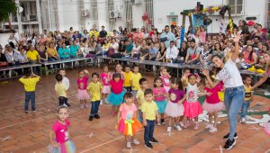 Los pequeños festejaron a las reinas de la casa. Alfredo Estévez