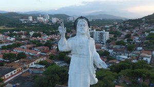 Se llama Cristo Rey y está ubicado en el barrio La Cabrera. Es patrimonio cultural de la ciudad. Obra del escultor boyacense Marco León Mariño, fue inaugurado en 1947. Ahora que se construye un parque turístico a su alrededor, bueno sería una refacción, que por lo visto, la necesita. César Obando / La Opinión
