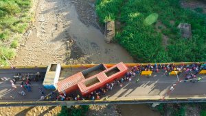 Aunque no han quitado los containers de los puentes sigue el tránsito normal de personas. Juan Pablo Cohen