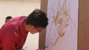 El parque del municipio de San Calixto fue el escenario para que jóvenes del Catatumbo dieran a conocer su talento para la pintura. Cortesía