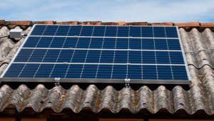 En el hogar habitan 30 adultos mayores y cinco personas encargadas de la atención. Para disminuir el consumo por energía y aprovechar ese dinero en otras necesidades del asilo, se habilitó un sistema de iluminación con paneles solares. Cortesía