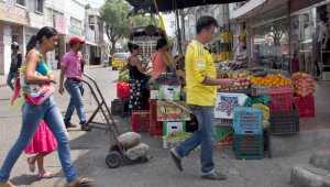 En una primera fase del despeje del centro, la alcaldía avanza ya en la caracterización de los vendedores informales, para proceder a su reubicación.  César Obando/La Opinión