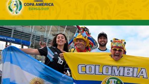 Pese a la rivalidad en las canciones, colombianos y argentinos compartieron bebidas y se fotografiaron juntos. AFP