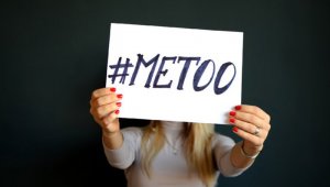 #MeToo nació en 2017 tras la caída del ex-productor de cine estadounidense Harvey Weinstein, quien fue acusado de abusos sexuales que van de hostigamiento a violación por más de 80 mujeres, entre ellas estrellas como Angelina Jolie o Ashley Judd. Tomada de Twitter