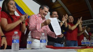 En un acto especial, el abogado Manuel Orlando Pradilla García recibió el aval del Partido Liberal a la Alcaldía de El Zulia, de manos del representante a la Cámara, Alejandro Carlos Chacón. Cortesía