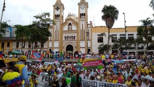 Miles de habitantes, comerciantes, hoteleros, agricultores, ganaderos y transportadores hicieron ayer manifestaciones y marchas en Villavicencio, reclamando la máxima atención del presidente Duque y su gobierno. Colprensa