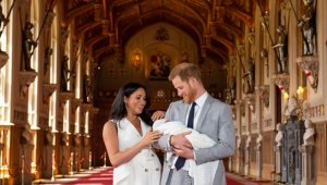 El príncipe Enrique y su esposa Meghan, duquesa de Sussex, junto a su recién nacido hijo Archie. AFP