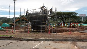 Respecto a la intersección de la redoma El Indio, frente al terminal de transporte, se están haciendo los cimientos que llevarán los puentes. La Opinión