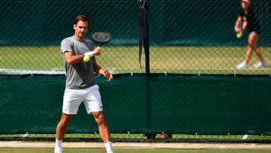 El tenista suizo Roger Federer llega al césped de Londres como el máximo favorito para llevarse el título. AFP