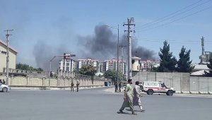 El humo se eleva desde el lugar de un ataque en Kabul, este lunes. AFP